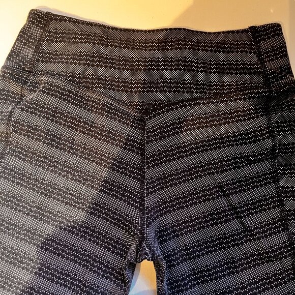 Nike Black + Grey Capri Legging Medium - Picture 2 of 5